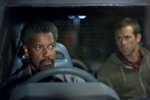 Denzel Washington a Ryan Reynolds ve filmu <b>Nepřítel pod ochranou</b>