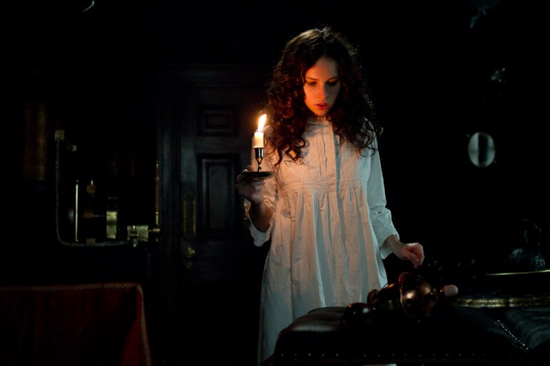 Felicity Jones ve filmu Vrtěti ženou / Hysteria
