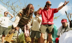 Johnny Depp a Gore Verbinski při natáčení filmu Piráti z Karibiku - Truhla mrtvého muže