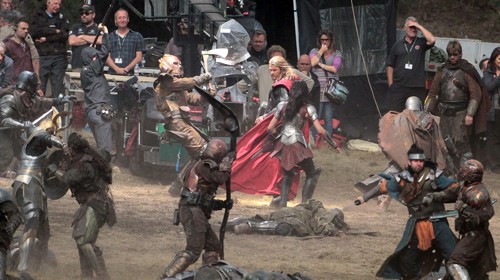 Chris Hemsworth při natáčení filmu Thor: Temný svět