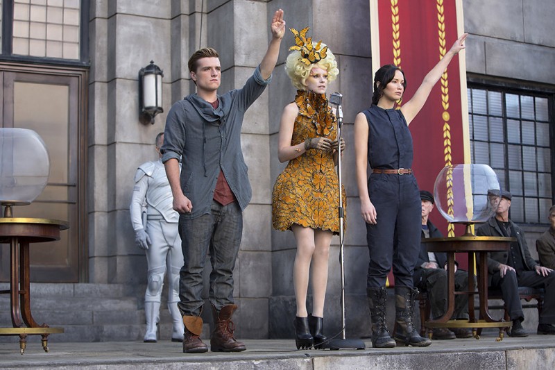 Josh Hutcherson, Elizabeth Banks, Jennifer Lawrence ve filmu Hunger Games: Vražedná pomsta / The Hunger Games: Catching Fire