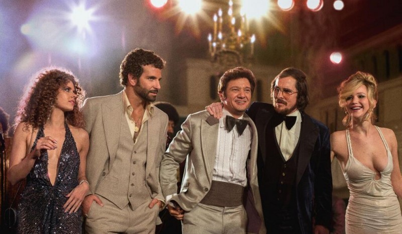 Amy Adams, Bradley Cooper, Jeremy Renner, Christian Bale, Jennifer Lawrence ve filmu Špinavý trik / American Hustle