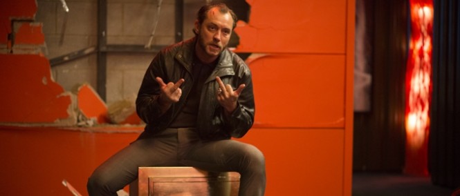 Ze řetězu puštěný Jude Law v traileru na gangsterku