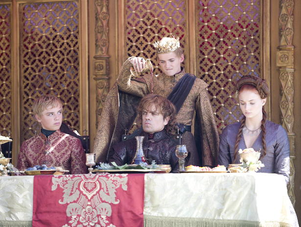 Jack Gleeson, Peter Dinklage, Sophie Turner ve filmu Hra o trůny / Game of Thrones