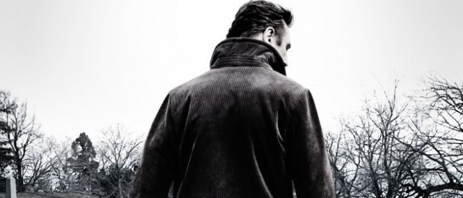 Liam Neeson kráčí v traileru mezi hrobkami