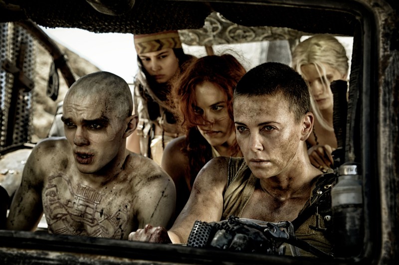 Nicholas Hoult, Charlize Theron ve filmu Šílený Max: Zběsilá cesta / Mad Max: Fury Road