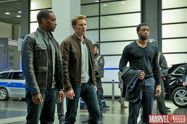 Chadwick Boseman, Chris Evans, Anthony Mackie ve filmu Captain America: Občanská válka / Captain America: Civil War