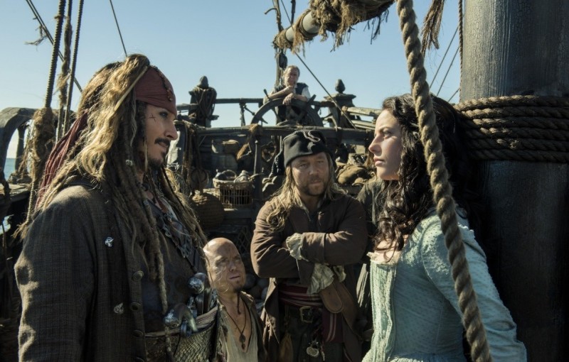 Kaya Scodelario, Johnny Depp ve filmu Piráti z Karibiku: Salazarova pomsta / Pirates of the Caribbean: Dead Men Tell No Tales