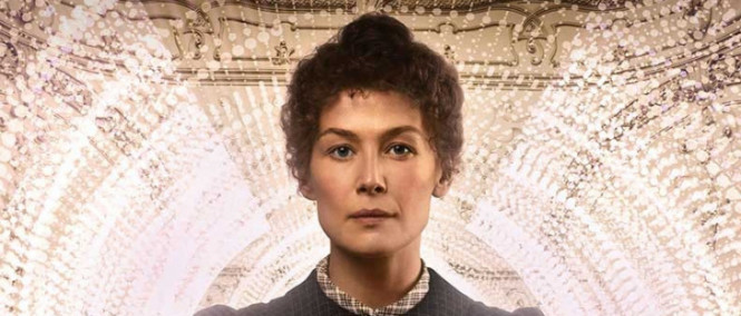 Radioactive: Rosamund Pike jako Marie Curie v traileru