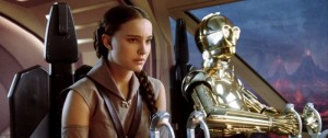 Natalie Portman a Anthony Daniels ve filmu <b>Star Wars: Epizoda III - Pomsta Sithů</b>