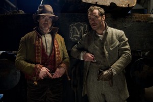 Robert Downey Jr. a Jude Law ve filmu <b>Sherlock Holmes: Hra stínů</b>