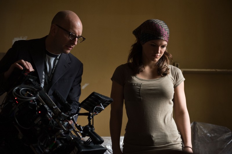 Steven Soderbergh, Gina Carano při natáčení filmu Zkrat / Haywire