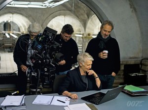 Judi Dench a Sam Mendes při natáčení filmu <b>Skyfall</b>