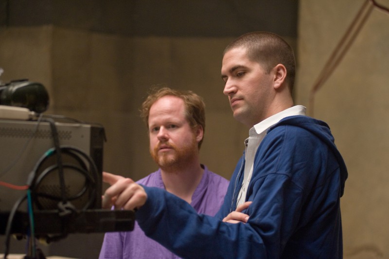 Joss Whedon, Drew Goddard při natáčení filmu Chata v horách / The Cabin in the Woods