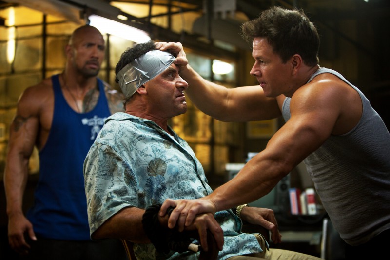 Mark Wahlberg, Dwayne Johnson, Tony Shalhoub ve filmu Pot a krev / Pain & Gain