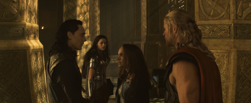 Tom Hiddleston, Jaimie Alexander, Natalie Portman, Chris Hemsworth ve filmu Thor: Temný svět / Thor: The Dark World