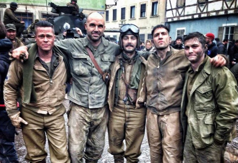 Brad Pitt, Shia LaBeouf, Logan Lerman, Jon Bernthal při natáčení filmu Železná srdce / Fury