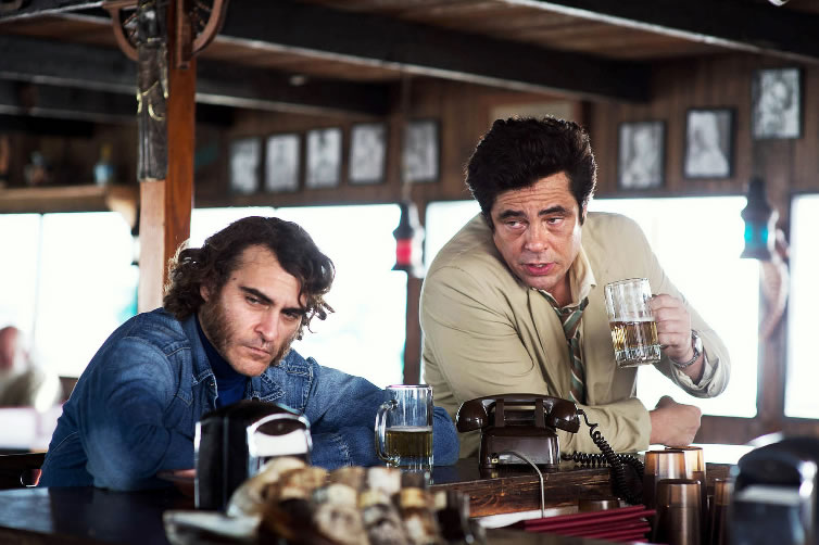 Joaquin Phoenix, Benicio del Toro ve filmu  / Inherent Vice