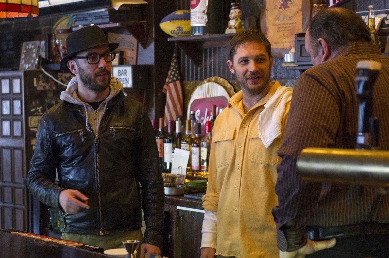 Tom Hardy, James Gandolfini, Michael R. Roskam při natáčení filmu Špinavý prachy / The Drop