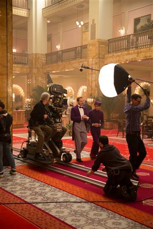 Robert Yeoman při natáčení filmu Grandhotel Budapešť / 