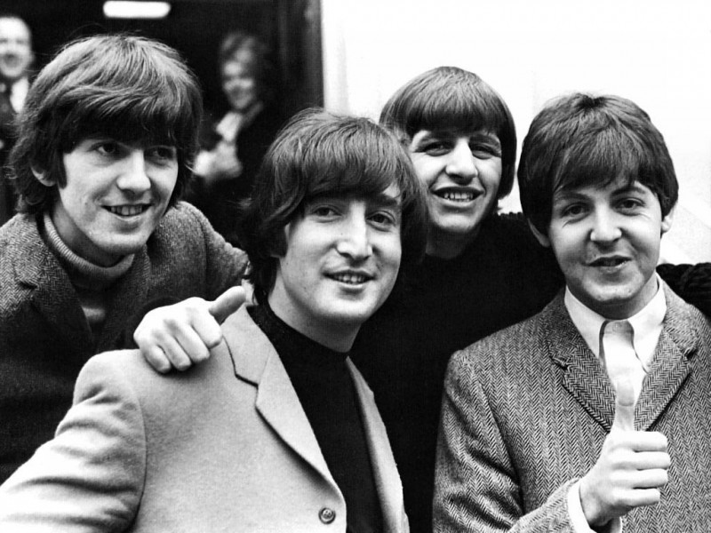 George Harrison, John Lennon, Ringo Starr, Paul McCartney ve filmu Perný den / A Hard Day's Night