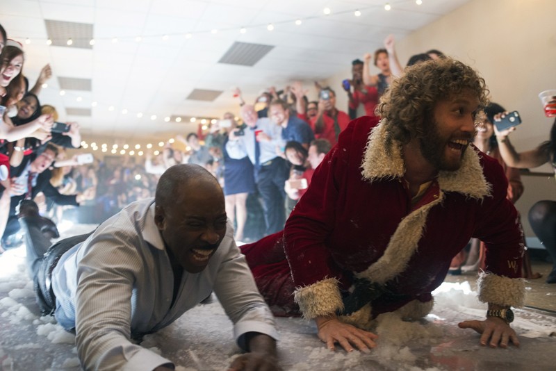 Courtney B. Vance, T.  J. Miller ve filmu Pařba o Vánocích / Office Christmas Party