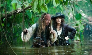Johnny Depp a Penélope Cruz ve filmu Piráti z Karibiku: Na vlnách podivna
