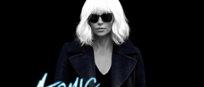 Charlize Theron odhaluje blond paruku na prvním plakátu Atomic Blonde