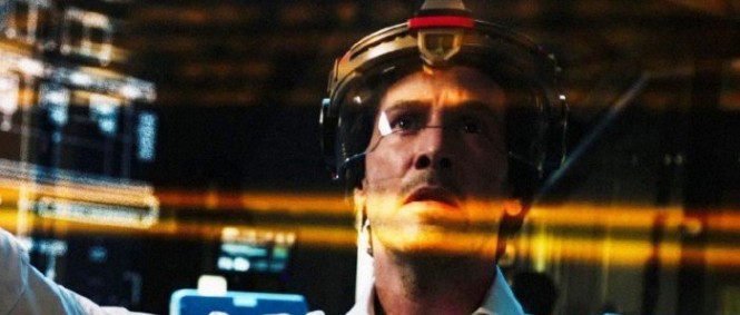 Keanu Reeves klonuje rodinu v traileru sci-fi Replicas
