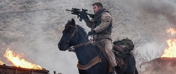 Chris Hemsworth válčí v Afghánistánu v traileru 12 Strong