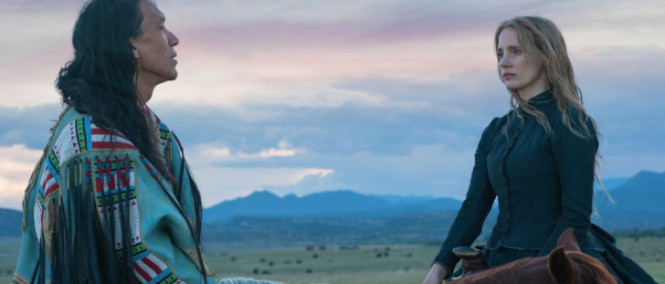 Jessica Chastain jako malířka na divokém západě ve Woman Walks Ahead