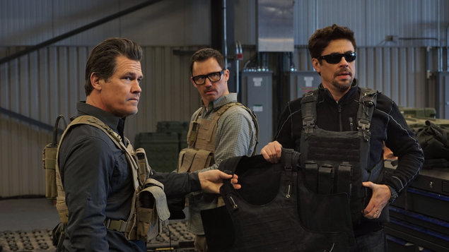 Josh Brolin, Benicio del Toro, Jeffrey Donovan ve filmu Sicario 2: Soldado / Sicario: Day of the Soldado