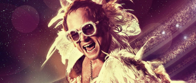 Taron Egerton zpívá jako Elton John v traileru Rocketman