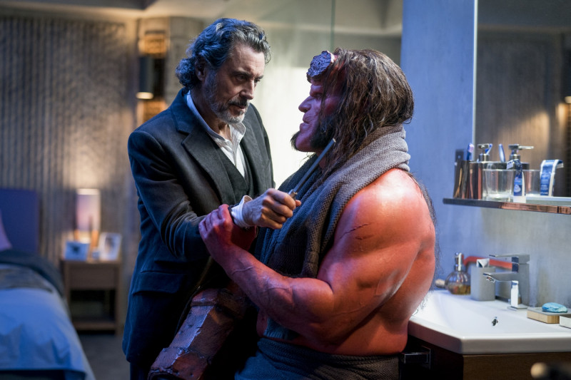 Ian McShane, David Harbour ve filmu Hellboy / Hellboy