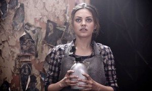 Mila Kunis ve filmu Kniha přežití