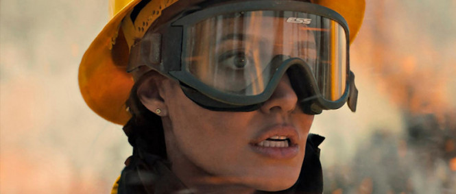 Angelina Jolie v prvním traileru Kdo mi jde po krku