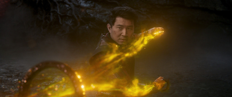 Simu Liu ve filmu Shang-Chi a legenda o deseti prstenech / Shang-Chi and the Legend of the Ten Rings