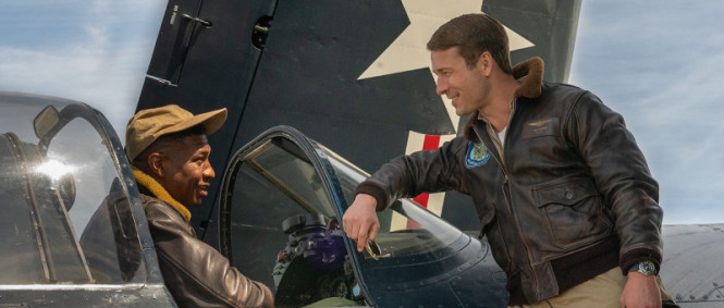 Jonathan Majors a Glen Powell jako váleční piloti v traileru Devotion