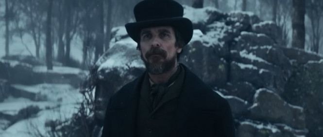 Christian Bale vyšetřuje vraždu ve filmu Bledé modré oko
