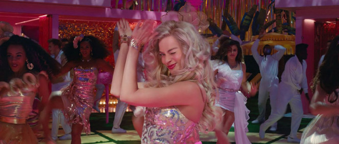 Margot Robbie je Barbie v novém traileru