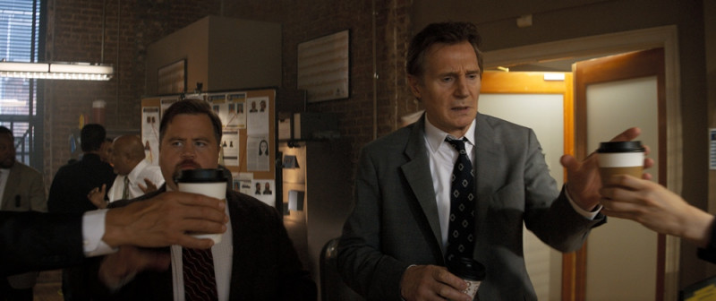 Liam Neeson, Paul Walter Hauser ve filmu Bláznivá střela / The Naked Gun