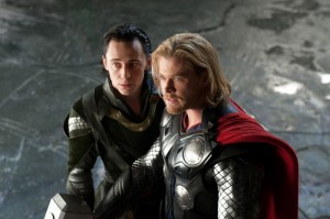 Tom Hiddleston a Chris Hemsworth ve filmu <b>Thor</b>