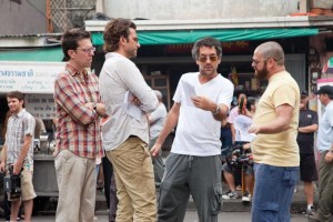 Ed Helms, Bradley Cooper, Todd Phillips a Zach Galifianakis při natáčení filmu <b>Pařba v Bangkoku</b>